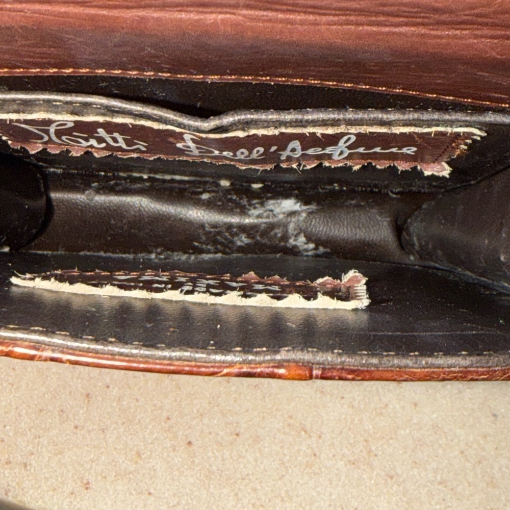 Beautiful Leather Crossbody by Titti Dell'Acqua
Handmade in Italy by Maxima - Picture 5 of 10